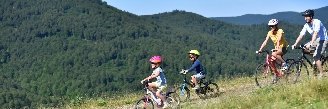 Vacances en famille vélo à la montagne en été